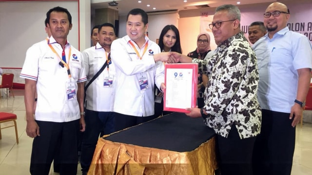 Ketum Perindo saat penyerahan berkas caleg Partai Perindo ke KPU. (Foto: Raga Imam/kumparan)