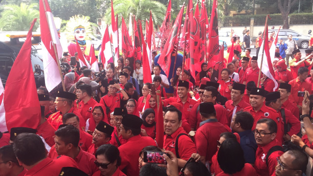 Rombongan PDIP menyerahkan berkas bacaleg ke KPU, Selasa (17/7/2018). (Foto: Soejono Eben Ezer Saragih/kumparan)