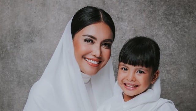 Denada dan anaknya, Shakira. (Foto: Instagram @denadaindonesia)