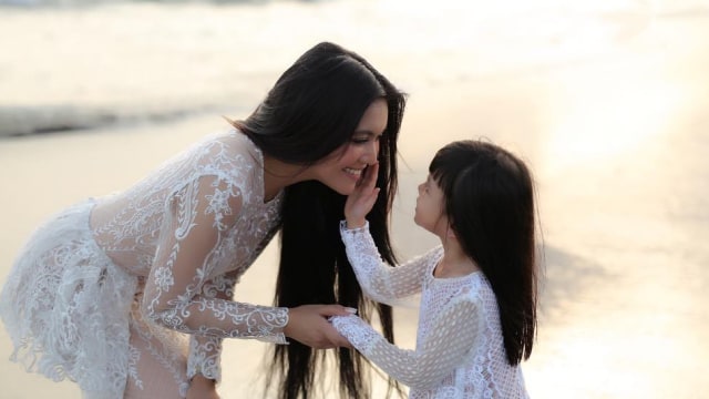 Denada dan anaknya, Shakira. (Foto: Instagram @denadaindonesia)