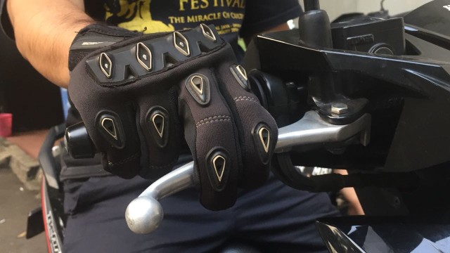 Posisi jari pada tuas rem depan (Foto: Aditya Pratama Niagara/kumparanOTO)