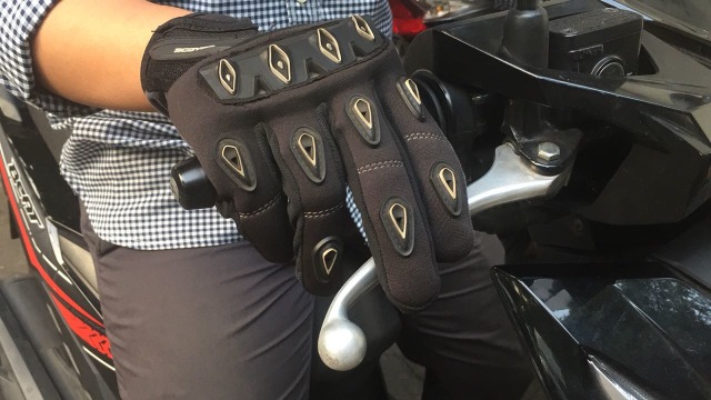 Posisi jari pada tuas rem depan (Foto: Aditya Pratama Niagara/kumparanOTO)