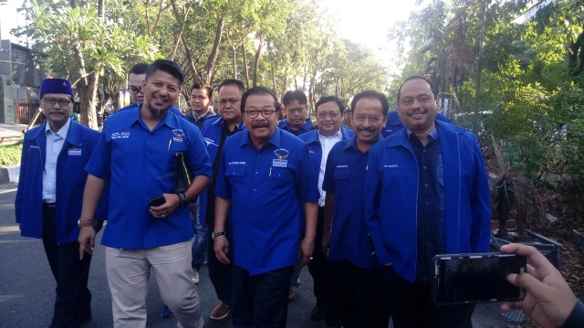 Partai Demokrat menuju KPU Jawa Timur (Foto: Phaksy Sukowati)