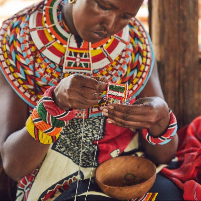 Perempuan Samburu melakukan proses pembuatan manik-manik untuk Elephant Mini Bag (Foto: Ig @knotonmyplanet)