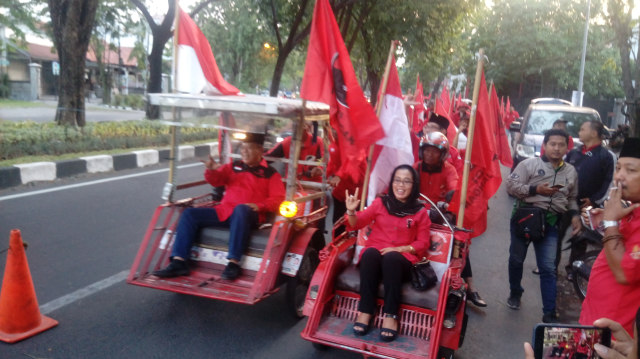 PDIP menuju KPU Jawa Timur (Foto: Phaksy Sukowati)