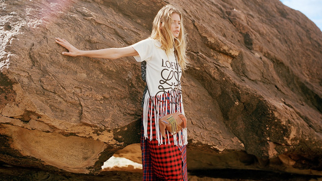 Doutzen Kroes, Global Ambassador #KnotOnMyPlanet Mengenakan Elephant Mini Bag dari LOEWE (Foto: IG: @loewe)