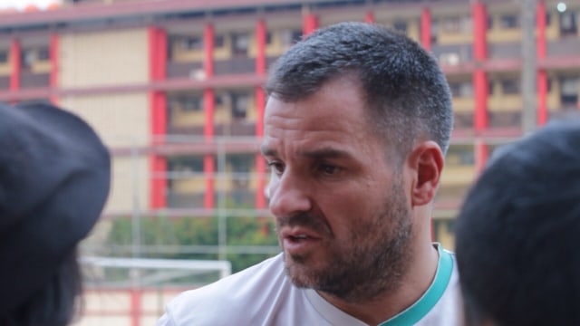 Simon McMenemy berbicara dengan jurnalis setelah sesi latihan Bhayangkara FC. (Foto: Alan Kusuma/kumparan)