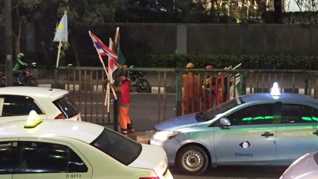 bendera negara peserta Asian Games yang pakai bambu di Pluit dicopot (Foto:  Fachrul Irwinsyah/kumparan)