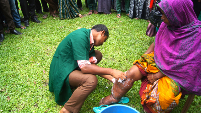 Penderita kaki gajah di Bangladesh. (Foto: CDC Global via Flickr.)