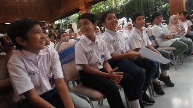 Kunjungan sejumlah siswa di kediaman B.J. Habibie (Foto: Fanny Kusumawardhani/kumparan)