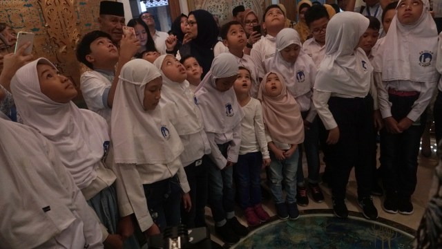 Kunjungan sejumlah siswa di kediaman B.J. Habibie (Foto: Fanny Kusumawardhani/kumparan)