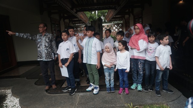 Kunjungan sejumlah siswa di kediaman B.J. Habibie (Foto: Fanny Kusumawardhani/kumparan)