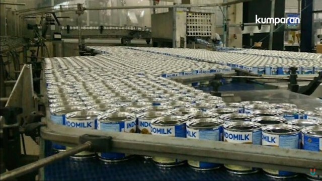 Proses pengemasan susu kental manis (Foto: Dok. Istimewa)