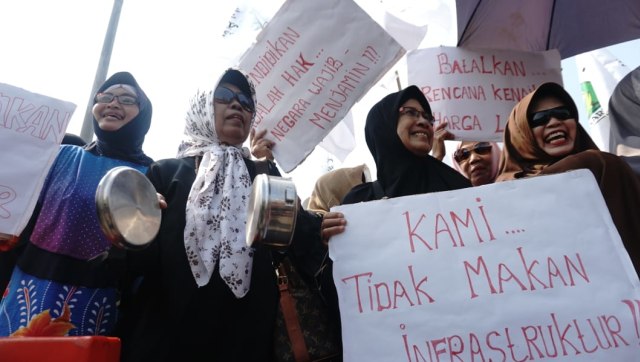 Aksi demonstrasi barisan emak-emak militan Indonesia di depan Istana. (Foto: Irfan Adi Saputra/kumparan)