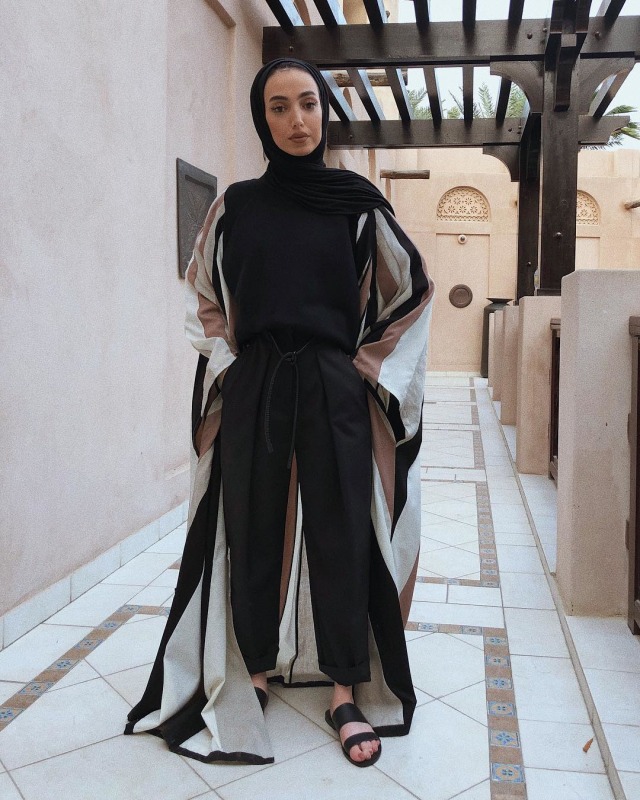 Gaya Berbusana Leena Al Ghouti (Foto: Instagram @leenalghouti)