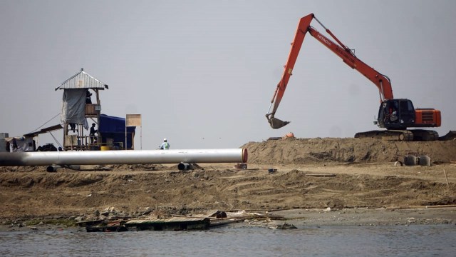 Pekerjaan proyek Reklamasi di Pulau C (Foto: Jamal Ramadan/kumparan)