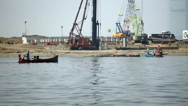 Pengerjaan proyek reklamasi di Pulau C, Teluk Jakarta. (Foto: Jamal Ramadan/kumparan)
