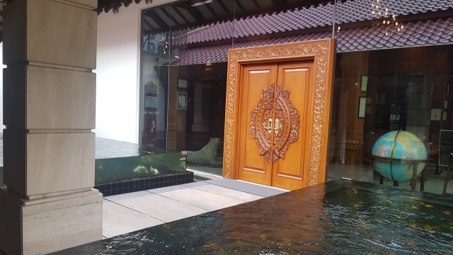 Kolam Kaca di depan Perpusatakaan Habibie dan Ainun (Foto: Imesh)
