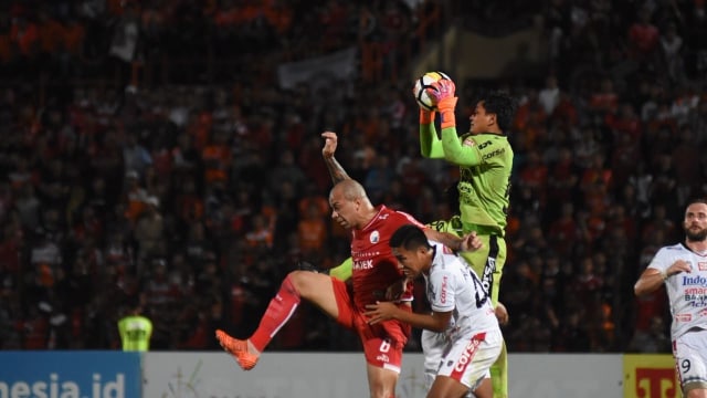 Duel Ivan Carlos dengan Wawan Hendrawan. (Foto: Media Persija)