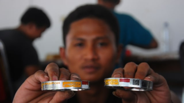 Pekerja menunjukkan gelang identitas calon haji di Asrama Haji Donohudan, Ngemplak, Boyolali, Jawa Tengah, Rabu (18/7). (Foto: ANTARA FOTO/Aloysius Jarot Nugroho)