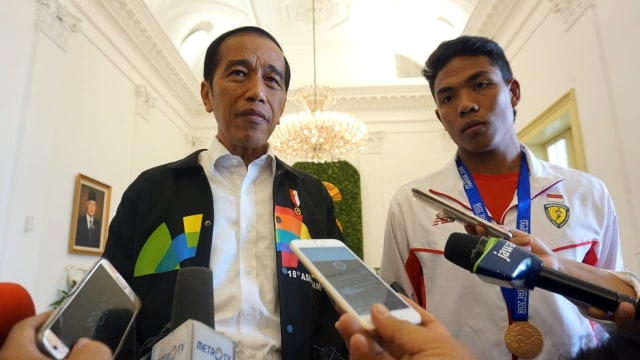 Presiden Joko Widodo menerima dan mengajak Lalu Zohri berkeliling di Istana Bogor. (Foto: Yudhistira Amran Saleh/kumparan)