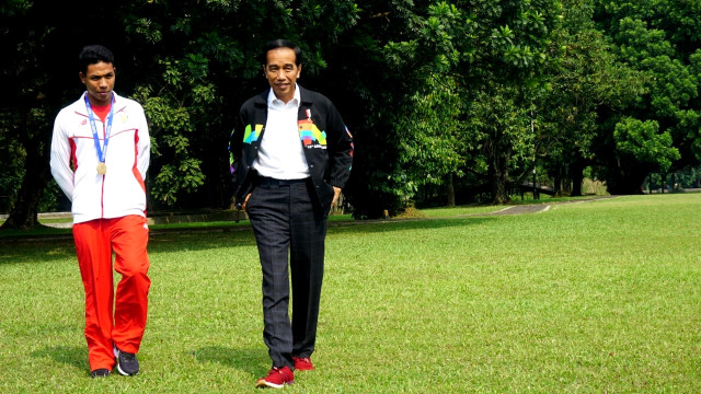 Presiden Joko Widodo menerima dan mengajak Lalu Zohri berkeliling di Istana Bogor. (Foto: Yudhistira Amran Saleh/kumparan)
