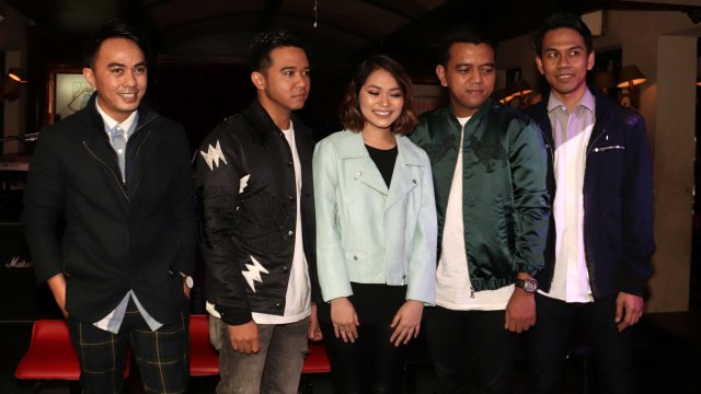 Geisha dengan vokalis Regina. (Foto: Munady Widjaja)