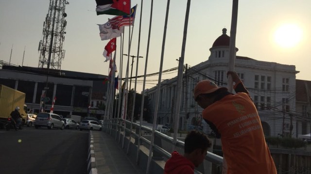 Bendera negara peserta Asian Games 2018 dengan tiang dari bambu di kawasan kali besar, Jakarta barat. (Foto: Fachrul Irwinsyah/kumparan)