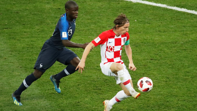 Kante berduel melawan Modric. (Foto: REUTERS/Christian Hartmann)