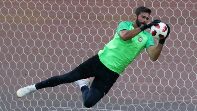 Alisson dalam sesi latihan bersama Brasil. (Foto: REUTERS/Sergio Perez)