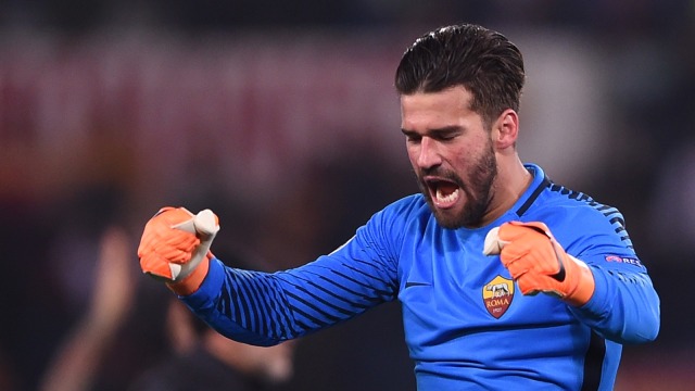Alisson Becker dalam satu laga bersama AS Roma. (Foto: Filippo Monteforte/AFP)