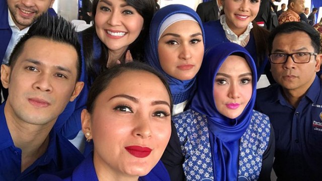Artis Della Puspita (depan) menjadi caleg lewat Partai NasDem (Foto: Instagram @ratna_listy)