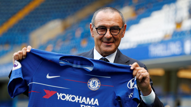 Sarri berfoto di Stamford Bridge. (Foto: Reuters/John Sibley)