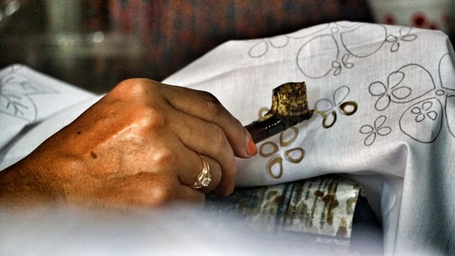 Proses pembuatan Batik Blora "Krajan Pratiwi" (Foto: Aditia Noviansyah/kumparan)