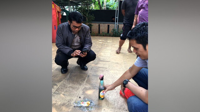 Barang bukti molotov di rumah Mardani Ali Sera. (Foto: Dok.Tim Media Mardani Ali Sera)