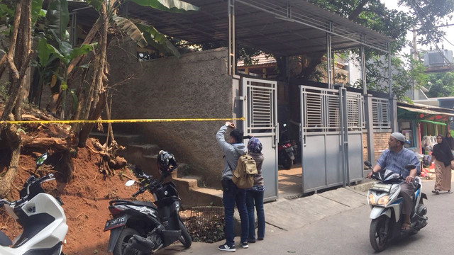 Kediaman Mardani Ali Sera dipasangi garis polisi. (Foto: Andreas Ricky/kumparan)