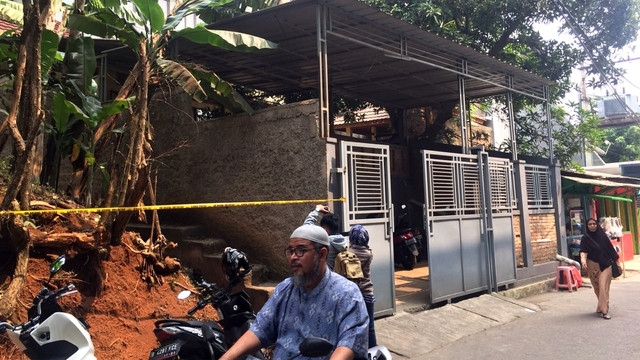 Kediaman Mardani Ali Sera dipasangi garis polisi. (Foto: Andreas Ricky/kumparan)