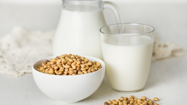 Ilustrasi susu kedelai. Foto: Shutterstock