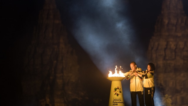 Penyatuan api obor dari India dan Mrapen menandai dimulainya perjalanan api obor Asian Games 2018. (Foto: Antara/Ismar Patrizki)