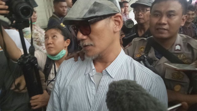Jelang sidang putusan, Tio Pakusadewo gunakan topi jenis flat cap. (Foto: Aria Pradana/kumparan)