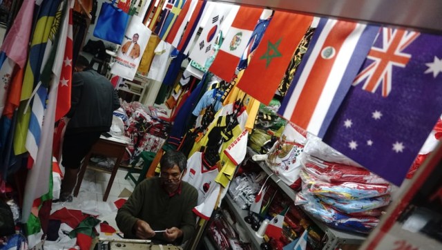 Aktivitas pedagang atau pembuat bendera peserta Asian games 2018 di Pasar Senen. (Foto: Irfan Adi Saputra/kumparan)