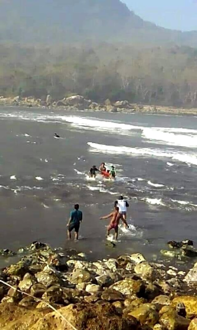Evakuasi korban kapal tenggelam di Jember. (Foto: Dok. Sutopo)