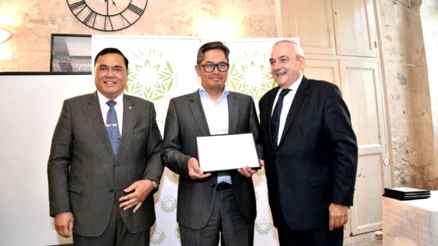 Presiden AVPA, Philippe Juglar (kanan), Suryo Tutuko, selaku distributor utama (tengah) dan perwakilan PT. Bukitsari, disaksikan oleh Duta Besar RI Paris, Dr.Hotmangaradja Pandjaitan (kiri). (Foto: Dok. AVPA)