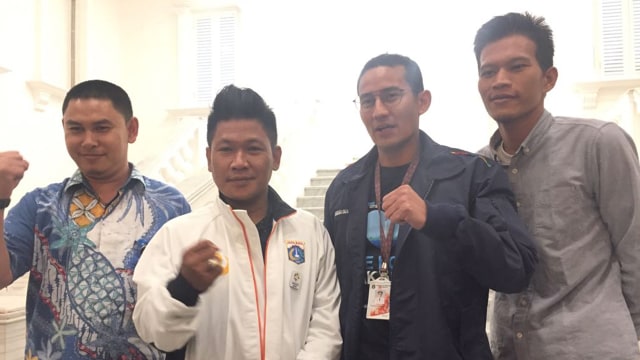 Sandi dan pemasang bendera dengan bambu (Foto: Paulina Herasmaranindar/kumparan)