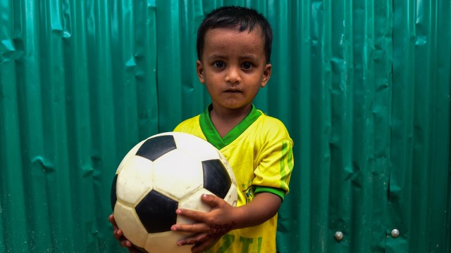 Anak-anak di Rohingya bermain Sepak Bola (Foto: AFP/Munir Zaman)