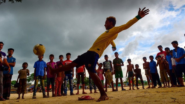 Anak-anak di Rohingya bermain Sepak Bola (Foto: AFP/Munir Zaman)