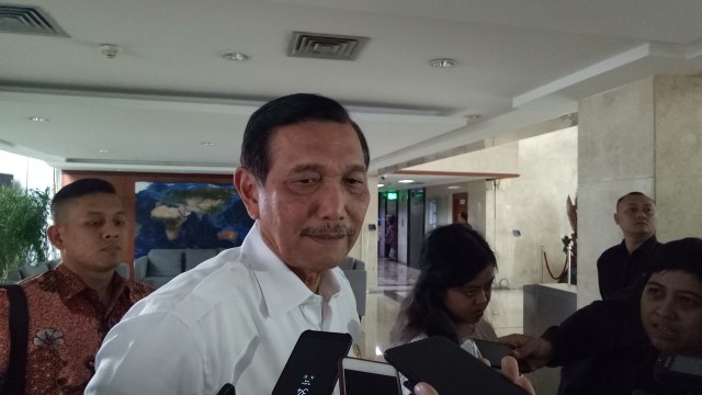 Menteri Koordinator Bidang Kemaritiman Luhut Binsar Pandjaitan di kantornya  (Foto: Ela Nurlaela/kumparan)