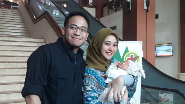 Poppy Bunga dan Muhammad Fattah Riphat di RS. Meilia, Depok, Jawa Barat, Jumat (20/7). (Foto: Adinda Githa Murti Sari Dewi/kumparan)