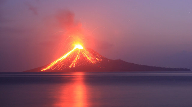 Lava pijar dari Gunung Anak Krakatau di perairan Selat Sunda, Kalianda, Lampung Selatan, Kamis (19/7). (Foto: ANTARA FOTO/El Shinta)