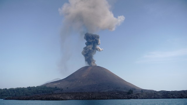 Lava pijar dari Gunung Anak Krakatau di perairan Selat Sunda, Kalianda, Lampung Selatan, Kamis (19/7). Foto: AFP PHOTO / FERDI AWED